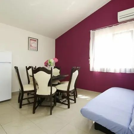 Apartamento In Rogoznica With Terrace, Air Conditioning, Wi-fi