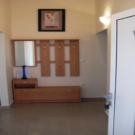 Apartamento In Rogoznica With Terrace, Air Conditioning, Wi-fi
